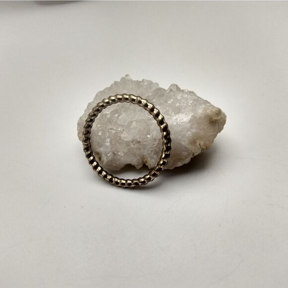Simplistic gold toned ring size 7 - Picture 1 of 3